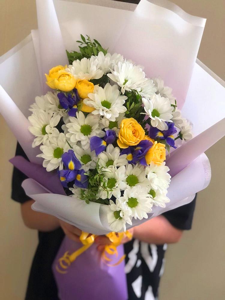 Букет цветов из: Ирисы, Хризантемы и Розы в Сосновке