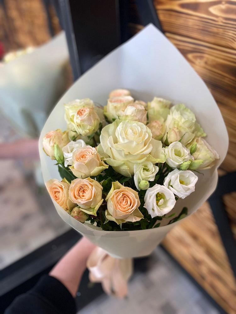 Букет цветов из: Розы и Лизиантусы в Сосновке